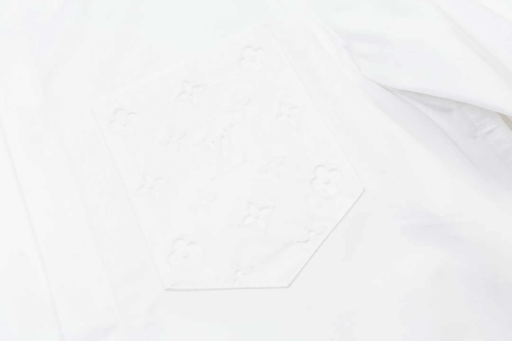 🅿️500 1v 25SS embossed three-dimensional embossed long-sleeved shirt. The fabric is made of twill fabric. The twill pattern on the front of the fabric is obvious, and single yarn is used in both warp and weft directions. This structure gives the surface of the fabric a three-dimensional twill texture, which is high in density and soft to the touch, and has better wear resistance than plain fabrics. The material is naturally soft, breathable and moisture-absorbent, suitable for close-fitting wear and not easy to irritate the skin. The natural properties of cotton fiber include air retention between fibers and excellent heat resistance. The overall texture of twill fabric is softer and thicker, and the cut is wide and three-dimensional. The twill fabric is thickened to improve support, and combined with embossing technology to form a wear-resistant texture in the pocket area. Combining Monogram embossing with work pockets is achieved through a hot-press embossing process, which not only retains the fineness of the pattern, but also enhances the relief effect on the surface of the fabric. Size:XS-S-M-L